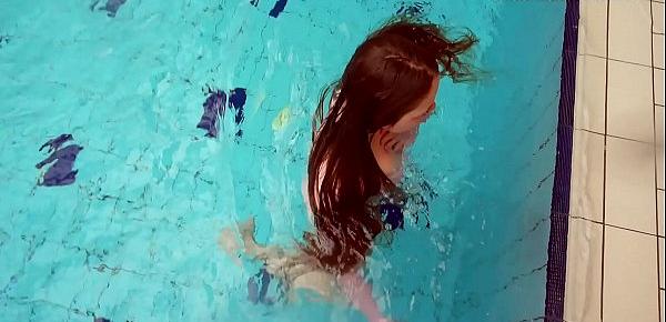  Redhead Simonna showing her body underwater